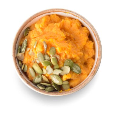 Beyaz arka planda lezzetli havuç humusu olan bir kase.