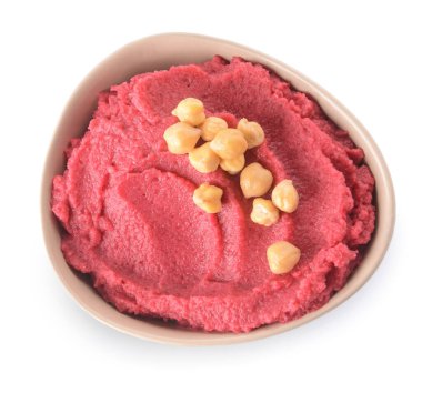 Beyaz arka planda lezzetli pancar humusu olan bir kase.