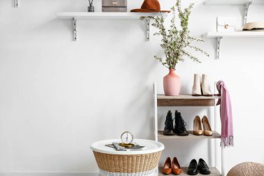 Soyunma odasının iç tarafındaki rafta çiçek açan güzel dalları olan vazo.