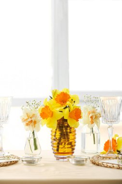 Narsisli çiçekli güzel bir masa.