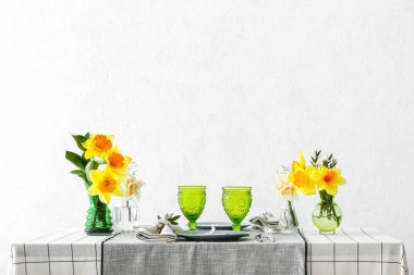 Narsisli çiçekli güzel bir masa.