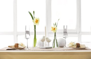 Narsisli çiçekli güzel bir masa.