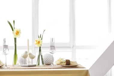 Narsisli çiçekli güzel bir masa.