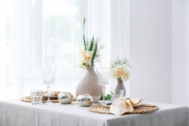 Narsisli çiçekli güzel bir masa.