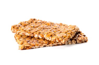 Beyaz arka planda lezzetli fıstık şekerlemesi.