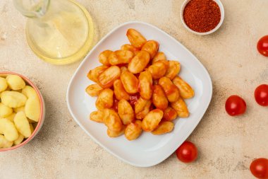 Grunge arka planında lezzetli gnocchi tabağı