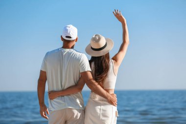 Deniz kıyısındaki mutlu genç çift