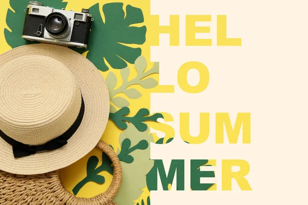 Композиція Пляжними Аксесуарами Текстом Hello Summer Кольоровому Фоні — стокове фото