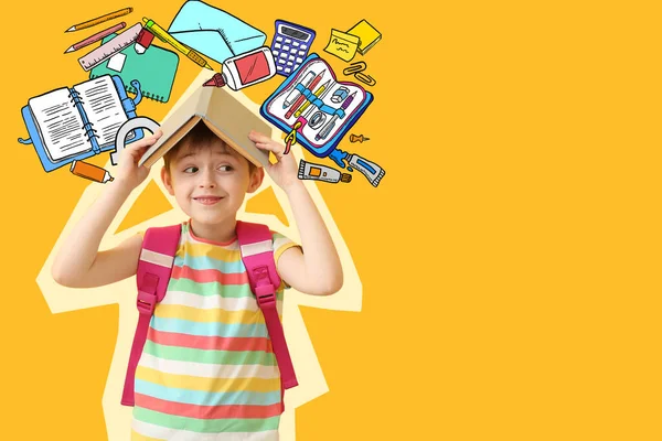 Carino Poco Scolaro Con Libro Colore Sfondo — Foto Stock