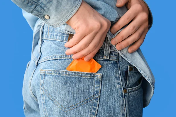 Uomo Che Mette Preservativo Tasca Jeans Sfondo Colori Primo Piano — Foto Stock