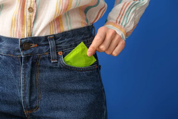 Mujer Poniendo Condón Bolsillo Los Vaqueros Fondo Color Primer Plano — Foto de Stock