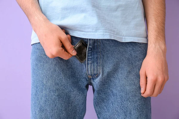 Homme Avec Préservatif Sur Fond Couleur Gros Plan — Photo