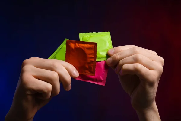 Manos Masculinas Con Preservativos Sobre Fondo Oscuro — Foto de Stock