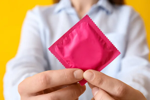 Mujer Con Condón Paquete Primer Plano — Foto de Stock