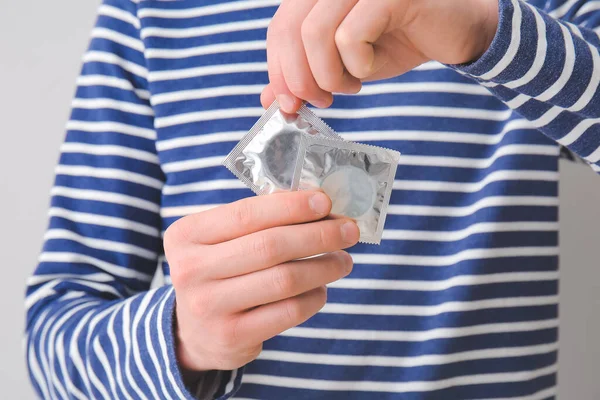 Hombre Con Condones Paquete Primer Plano — Foto de Stock