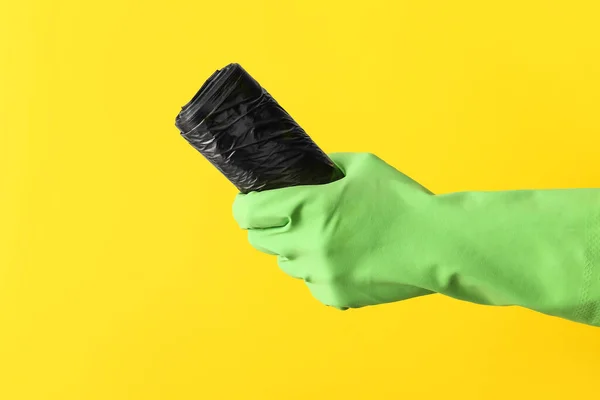 Tangan Sarung Tangan Karet Dengan Gulungan Kantong Sampah Latar Belakang — Stok Foto