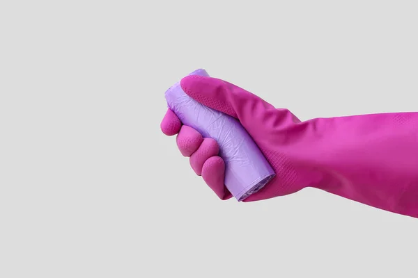 Рука Резиновой Перчатке Рулоном Мусорного Мешка Светлом Фоне — стоковое фото