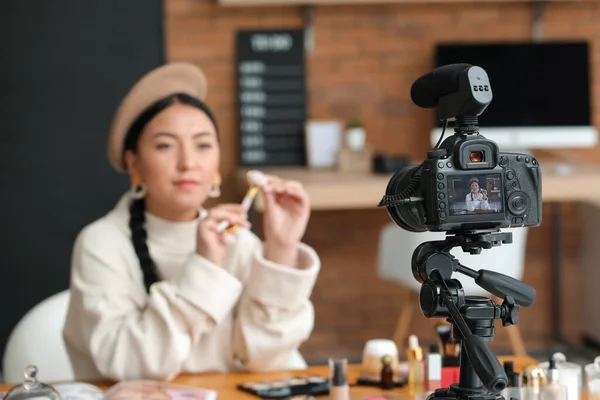 Asiatisk Skönhet Bloggare Inspelning Video Hemma — Stockfoto