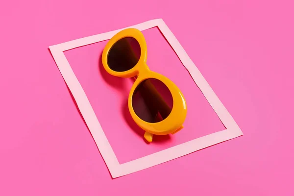 Lunettes Soleil Élégantes Cadre Papier Sur Fond Couleur — Photo