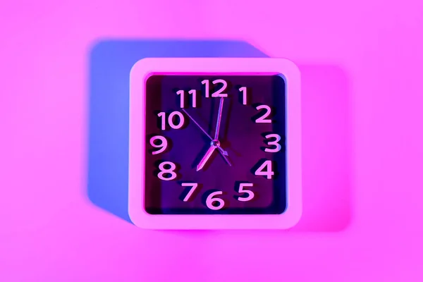 Reloj Sobre Fondo Color Oscuro — Foto de Stock