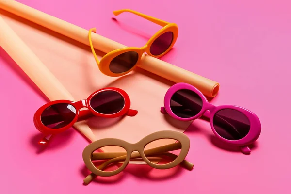 色系背景的时髦太阳镜和包装纸 — 图库照片