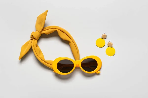 Conjunto Acessórios Femininos Com Óculos Sol Elegantes Fundo Cinza — Fotografia de Stock