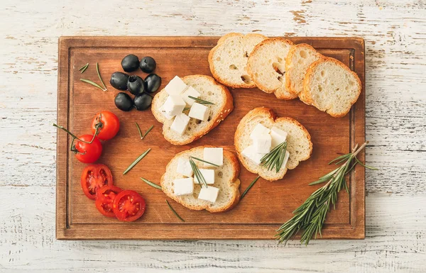 Sandwiches Met Feta Kaas Witte Houten Ondergrond — Stockfoto