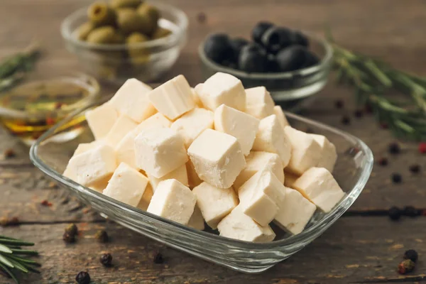 Cuenco Con Deliciosos Trozos Queso Feta Sobre Fondo Madera — Foto de Stock