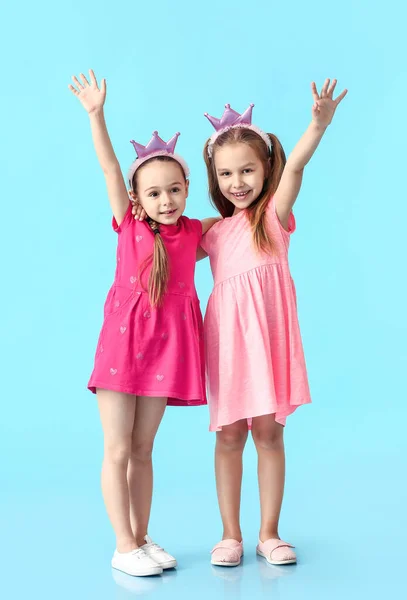 Nette Kleine Schwestern Auf Farbigem Hintergrund — Stockfoto