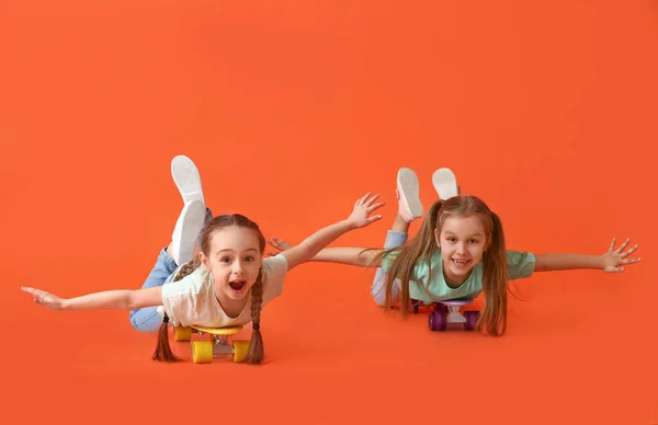 Cute Little Sisters Skateboards Color Background — Stok fotoğraf