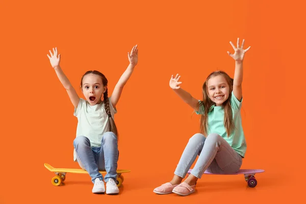 Söta Små Systrar Med Skateboards Färg Bakgrund — Stockfoto