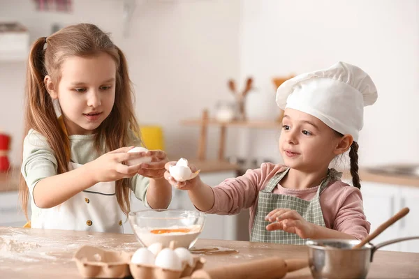 Cute Little Sisters Breaking Eggs Bowl Kitchen — Stock Photo, Image