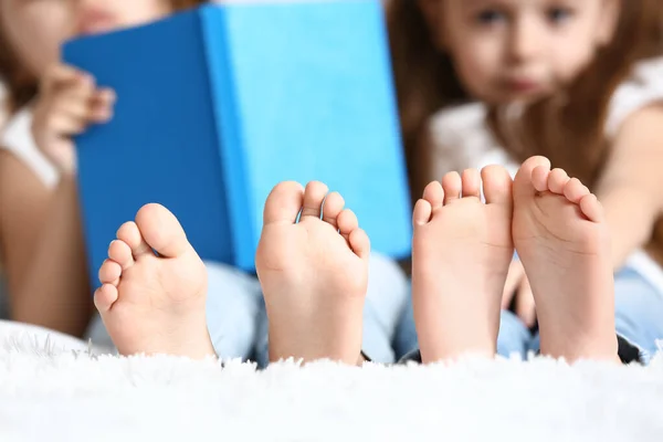 Nette Kleine Schwestern Lesen Buch Schlafzimmer — Stockfoto