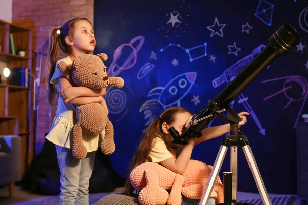 Aranyos Kis Nővérek Teleszkóppal Csillagokat Néznek Esténként — Stock Fotó