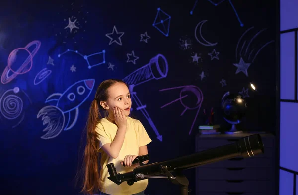 Zaskoczona Dziewczynka Teleskopem Patrząca Gwiazdy Wieczorem — Zdjęcie stockowe