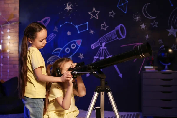 Aranyos Kis Nővérek Teleszkóppal Csillagokat Néznek Esténként — Stock Fotó