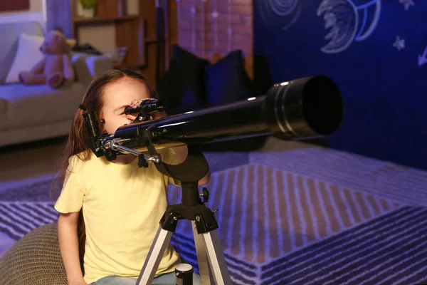 Симпатична Маленька Дівчинка Телескопом Дивиться Зірки Ввечері — стокове фото