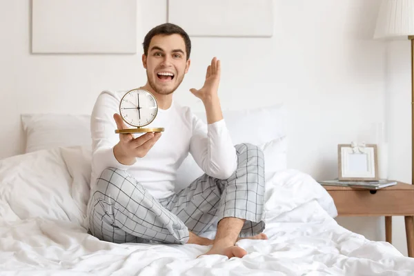 Jovem Feliz Com Despertador Quarto — Fotografia de Stock