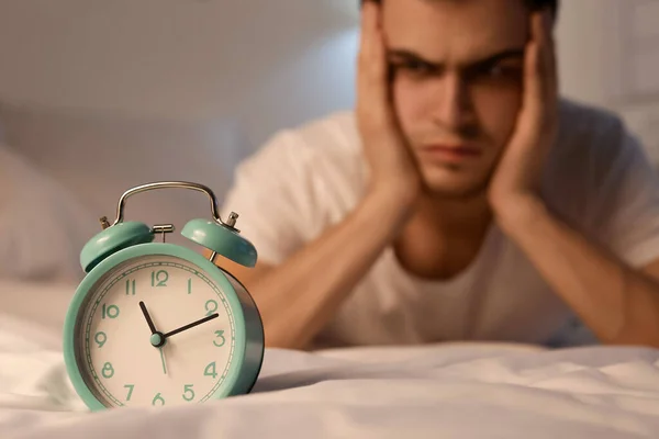 Reloj Despertador Cama Del Joven Cansado Por Noche Primer Plano — Foto de Stock