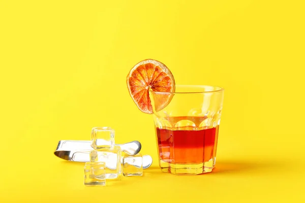 Glas Leckerer Cocktail Mit Eis Auf Farbigem Hintergrund — Stockfoto