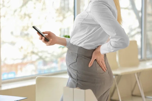Ofiste Cep Telefonu Kullanan Hamile Bir Kadını — Stok fotoğraf