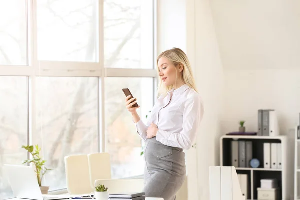 Pregnant Businesswoman Using Mobile Phone Office — Stock Photo, Image