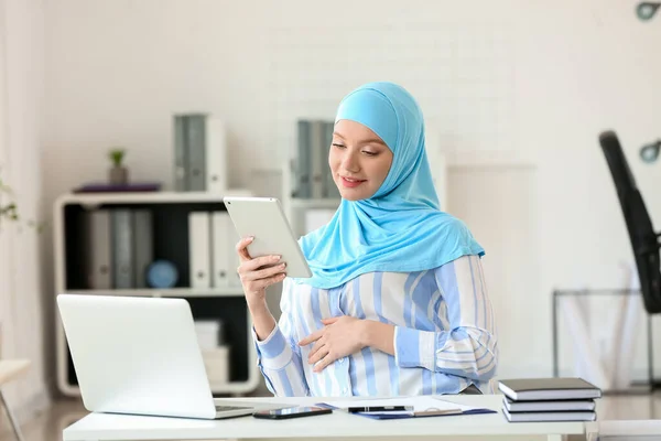 Schwangere Muslimin Arbeitet Büro Mit Laptop — Stockfoto