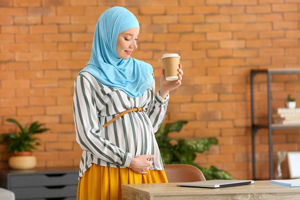 Mujer Musulmana Embarazada Con Taza Café Casa —  Fotos de Stock