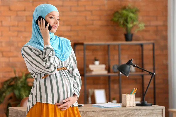 在家里用手机交谈的穆斯林孕妇 — 图库照片