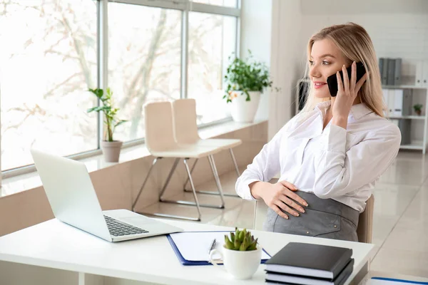 Pregnant Businesswoman Talking Mobile Phone Office — Stock Photo, Image