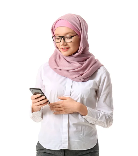 Mulher Muçulmana Grávida Usando Telefone Celular Fundo Branco — Fotografia de Stock
