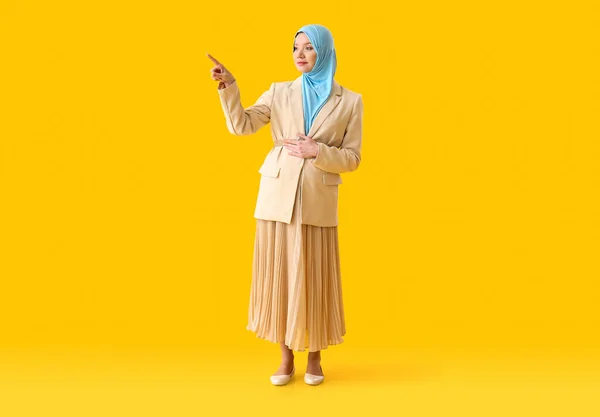 Pregnant Muslim Woman Pointing Something Color Background — Stock Photo, Image