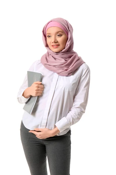 Schwangere Muslimin Mit Notizbuch Auf Weißem Hintergrund — Stockfoto