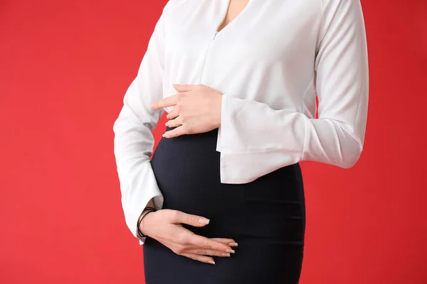 妊娠中の若い女性の色の背景 — ストック写真